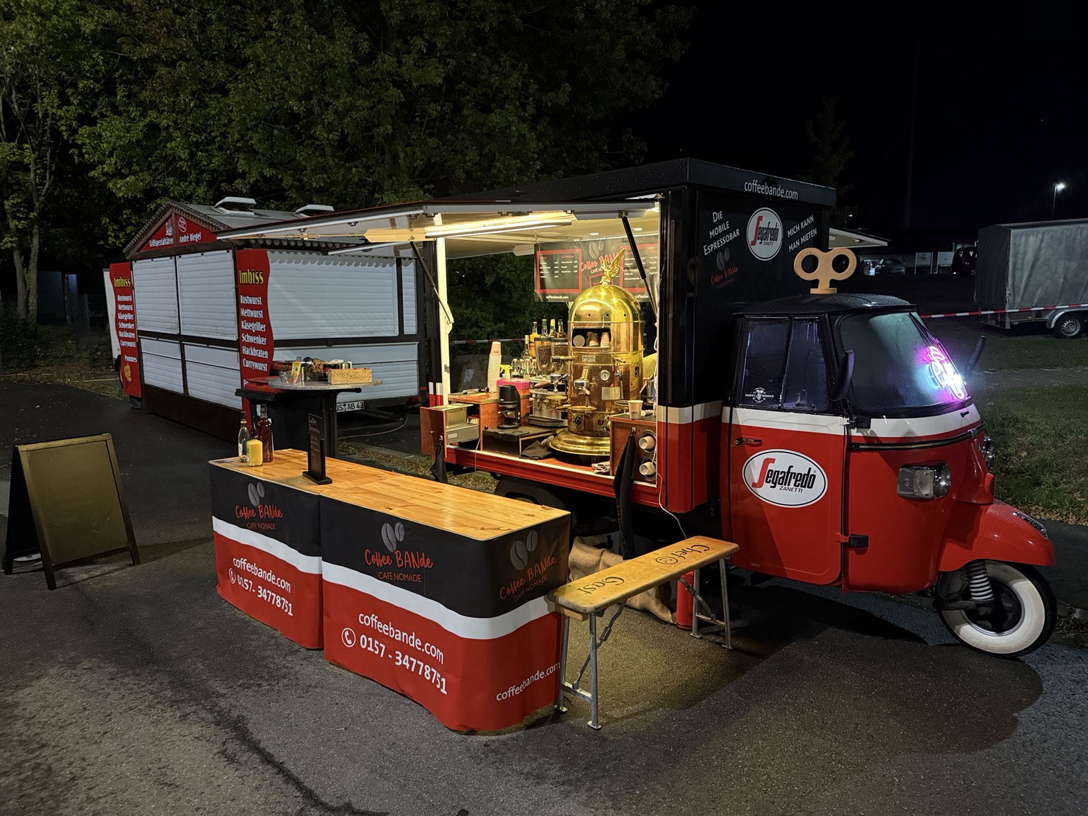 Coffeebande Ape beleuchtet bei Nacht